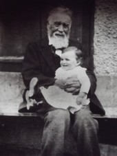 Urgrossvater mit Enkelkind